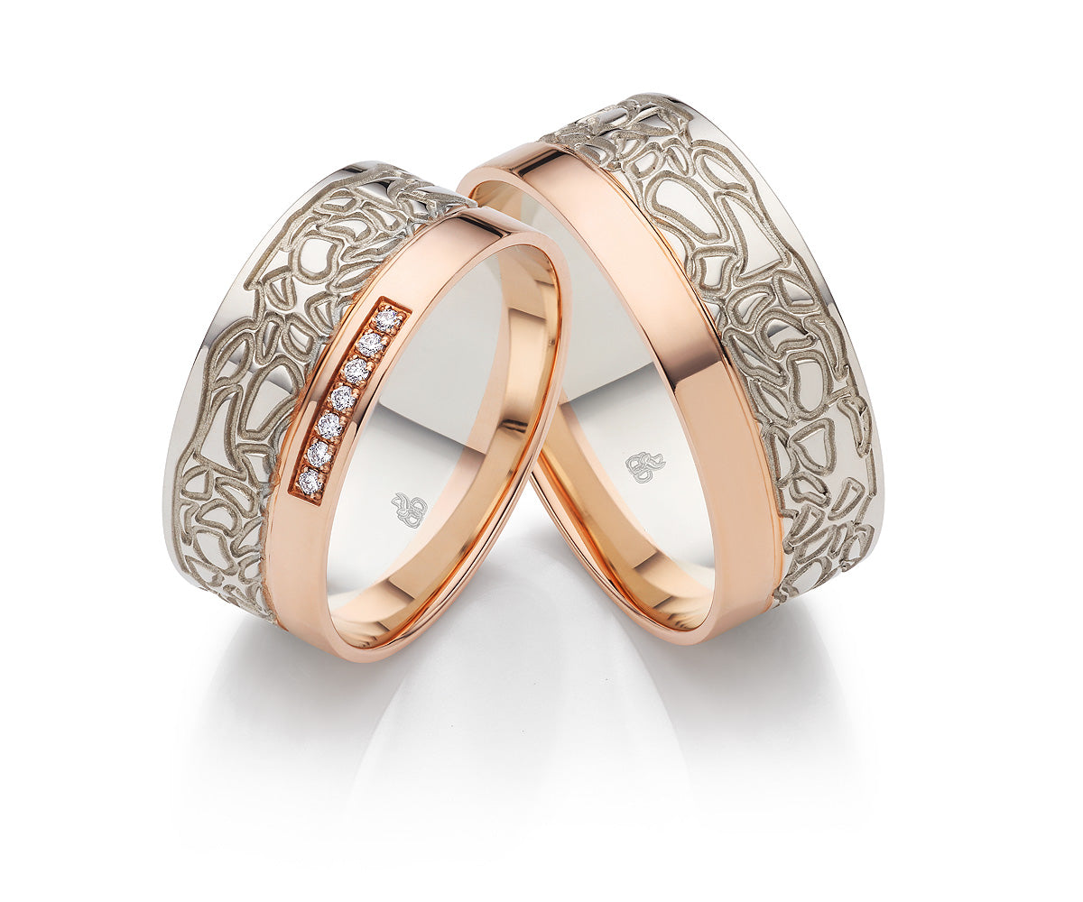 Desire Bicolor Eheringe - Goldene Verbindung zweier Herzen auf eheringkaufen.ch erhältlich.