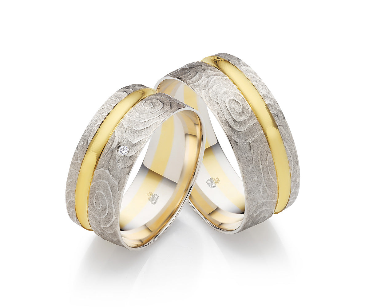 Desire Bicolor Eheringe - Goldene Verbindung zweier Herzen auf eheringkaufen.ch erhältlich.