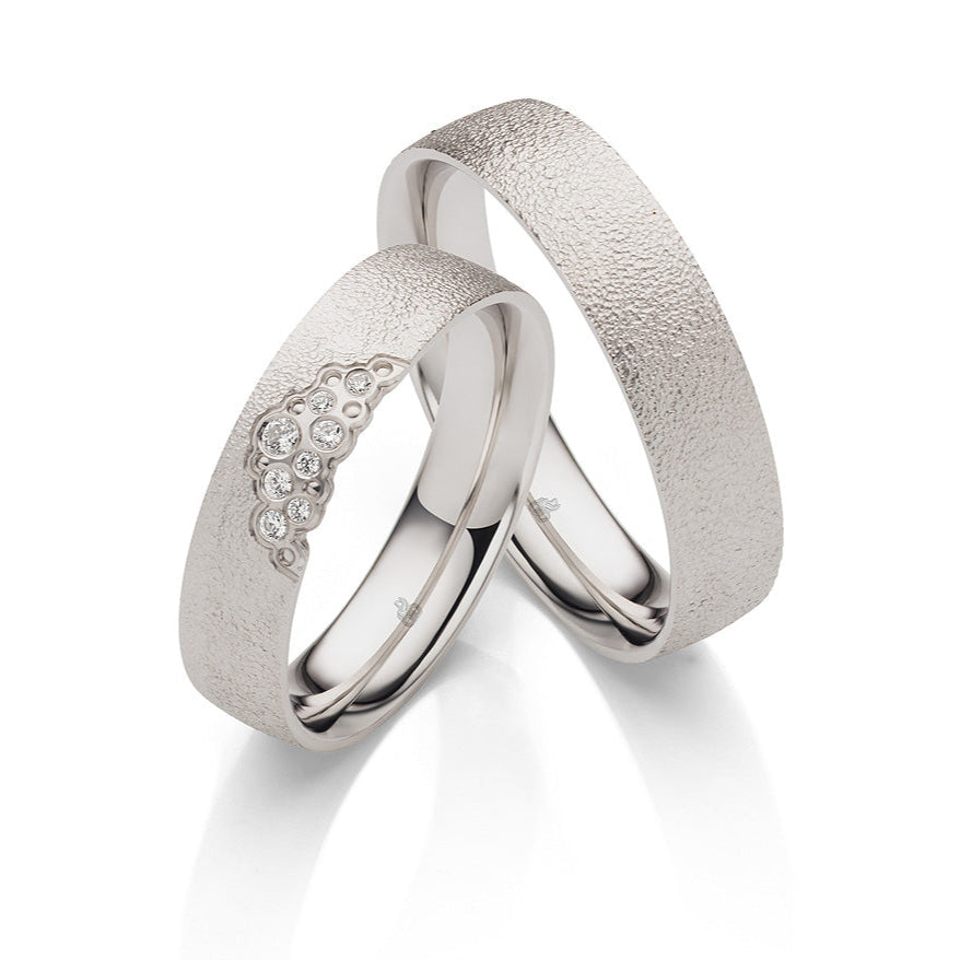 Eheringe Moonlight – Sanftes Strahlen ewiger Verbundenheit auf eheringkaufen.ch erhältlich.