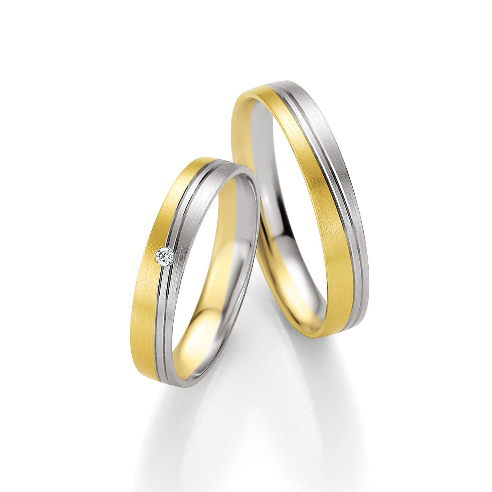 Zeitlose Schönheit – Eheringe in Basic Light 2 auf eheringkaufen.ch erhältlich.