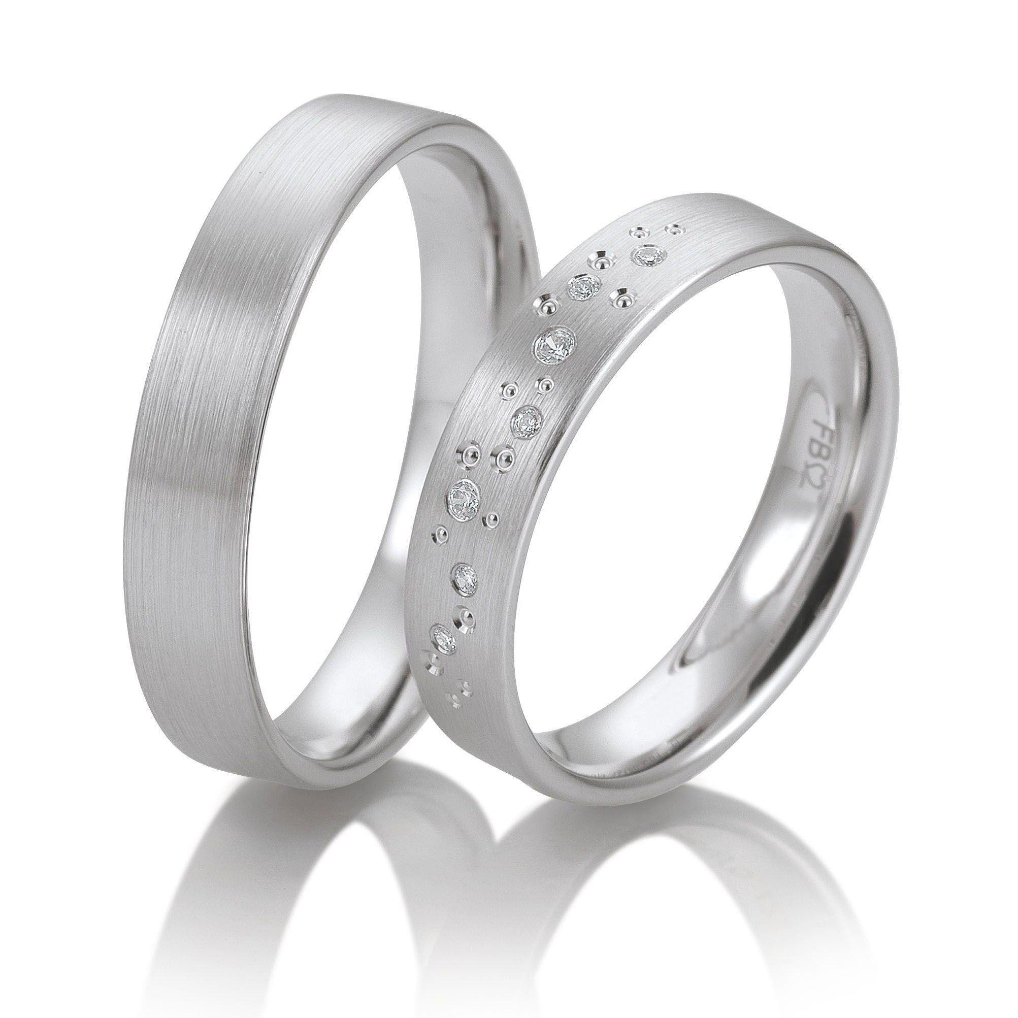 Schlichte Perfektion – Eheringe in Basic Light 3 auf eheringkaufen.ch erhältlich.