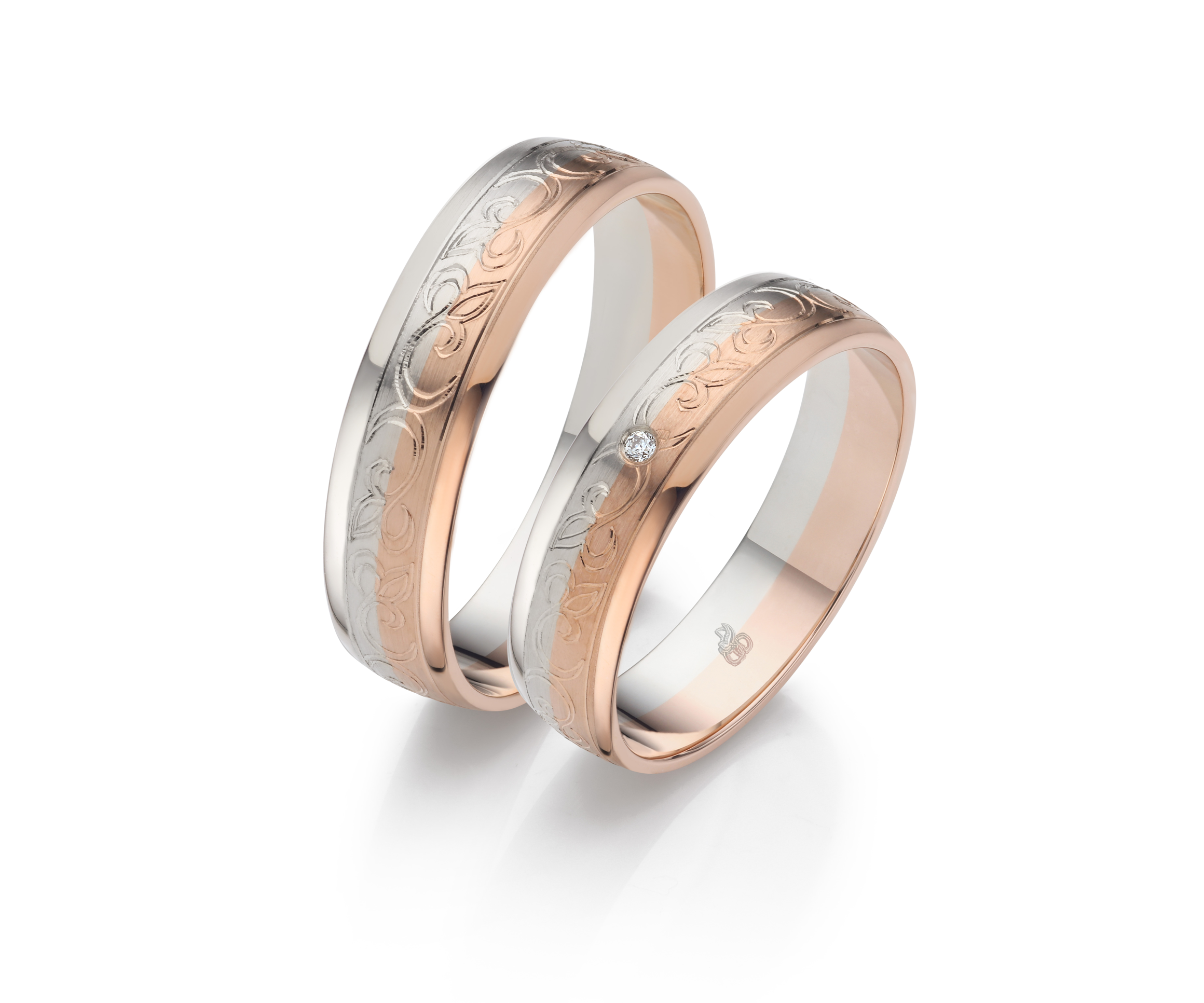 Desire Bicolor Eheringe - Goldene Verbindung zweier Herzen auf eheringkaufen.ch erhältlich.