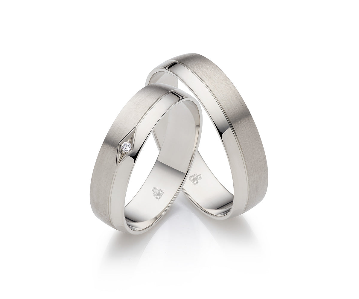 Desire Whitegold Eheringe - Zwei Herzen, ein Band auf eheringkaufen.ch erhältlich.