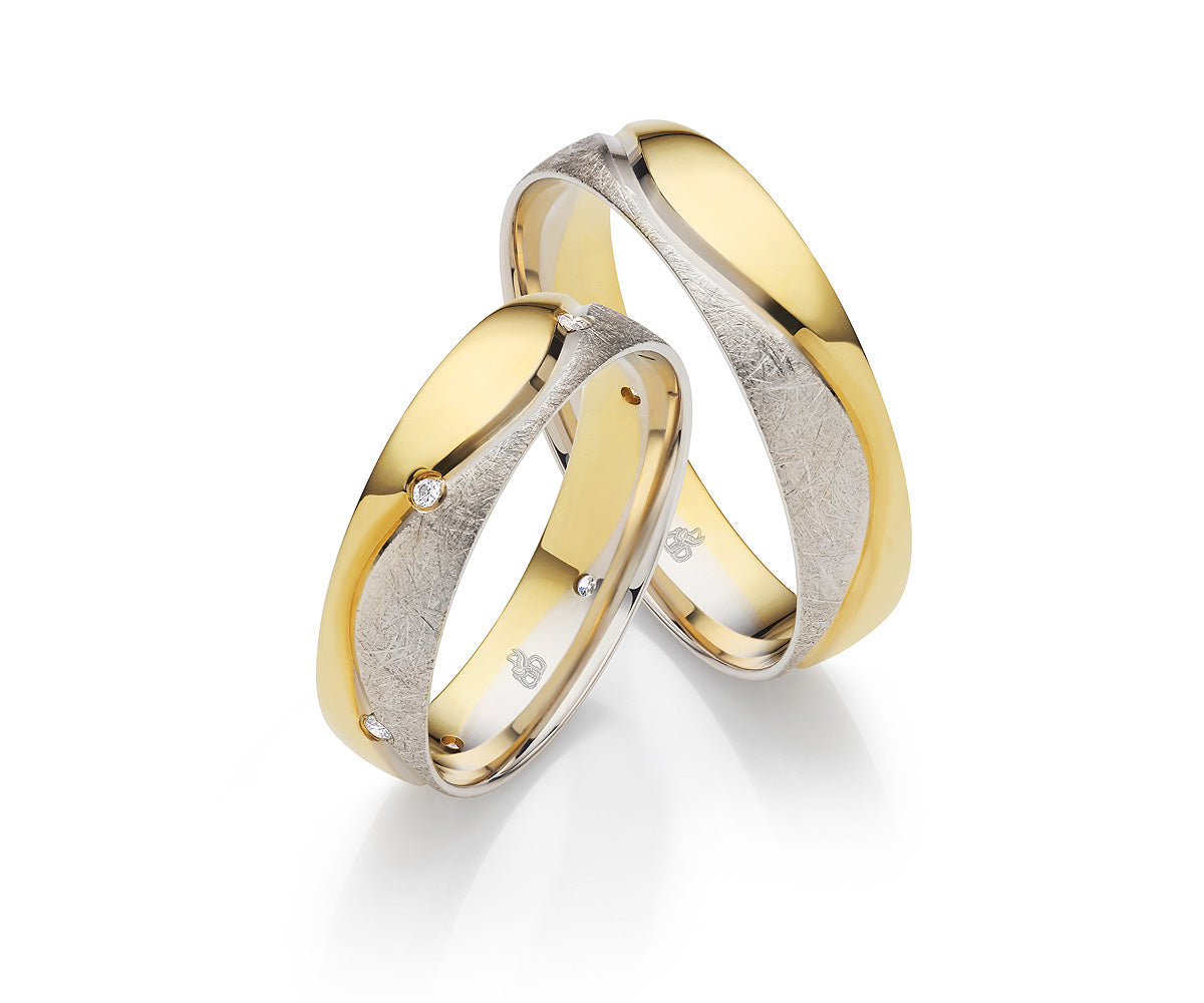 Desire Bicolor Eheringe - Goldene Verbindung zweier Herzen auf eheringkaufen.ch erhältlich.