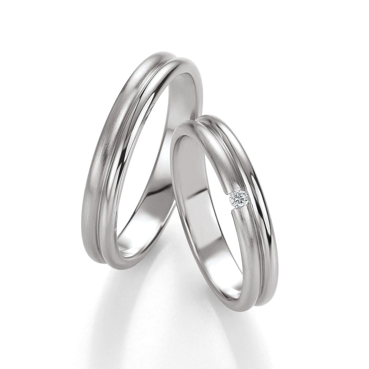 Pure Eleganz - Eheringe in Basic Light 1 auf eheringkaufen.ch erhältlich.