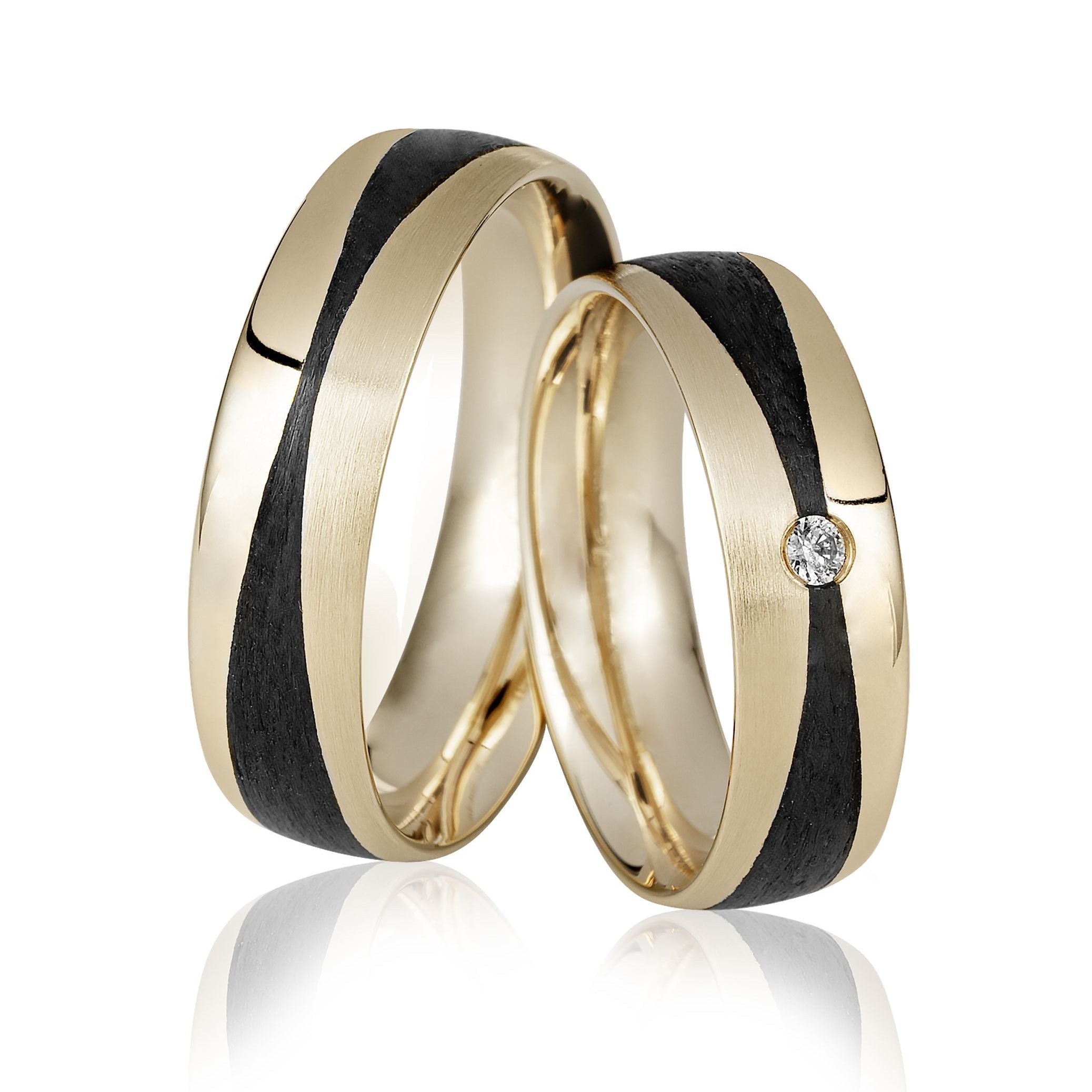 Zeitlos & Modern - Eheringe aus Carbon und Edelmetall auf eheringkaufen.ch erhältlich.