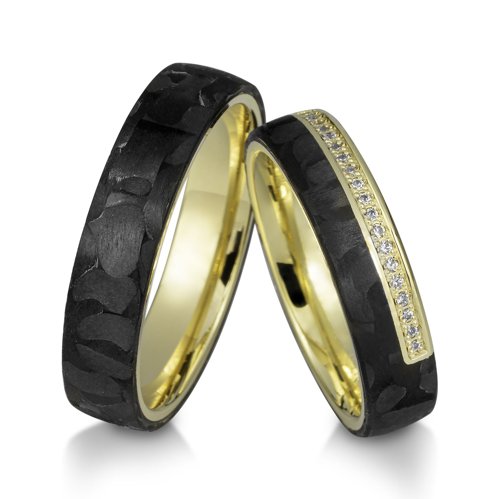 Zeitlos & Modern - Eheringe aus Carbon und Edelmetall auf eheringkaufen.ch erhältlich.