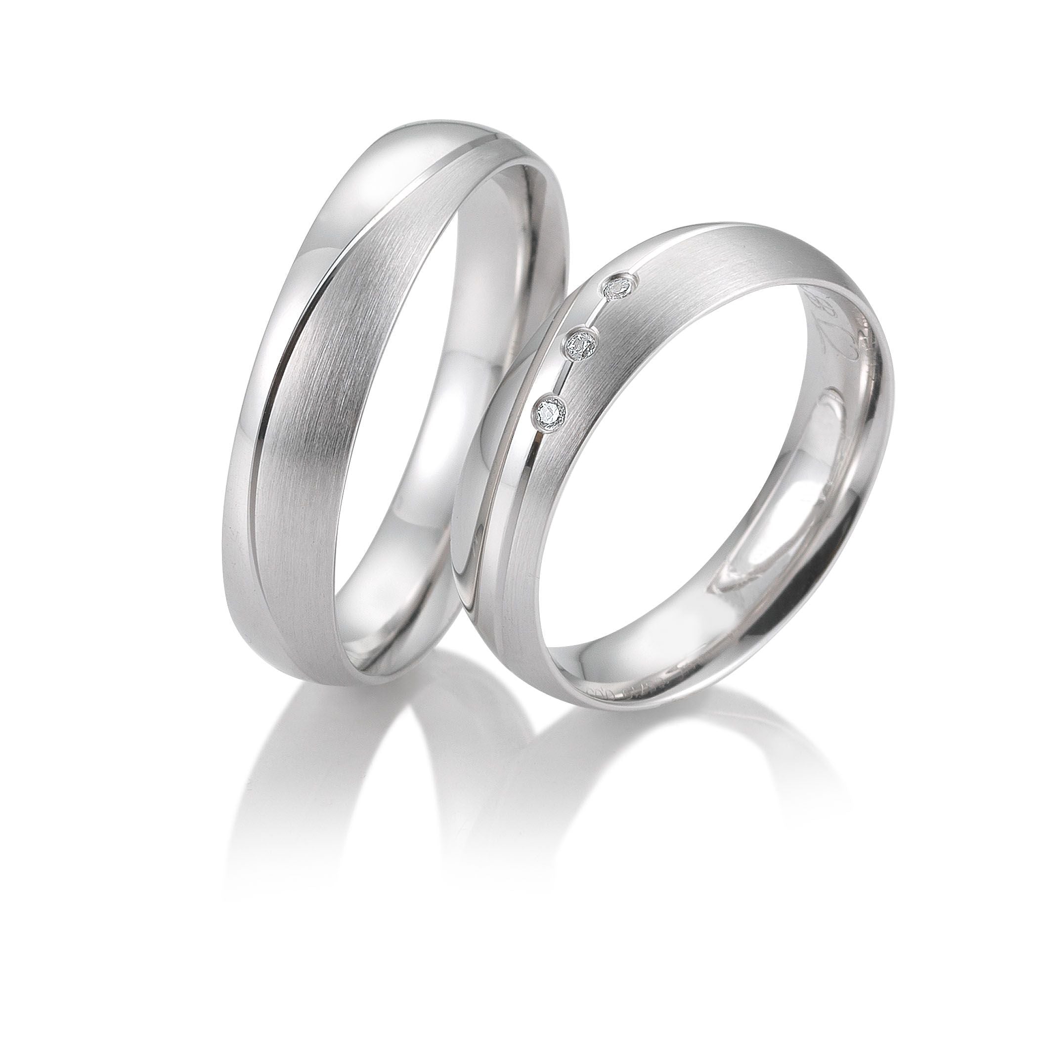Schlichte Perfektion – Eheringe in Basic Light 3 auf eheringkaufen.ch erhältlich.