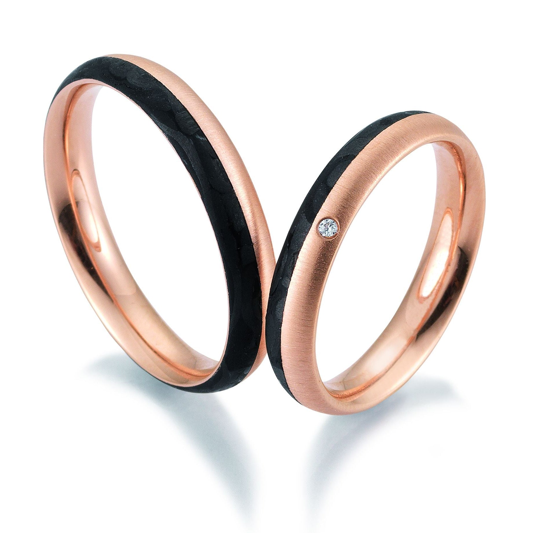 Zeitlos & Modern - Eheringe aus Carbon und Edelmetall auf eheringkaufen.ch erhältlich.