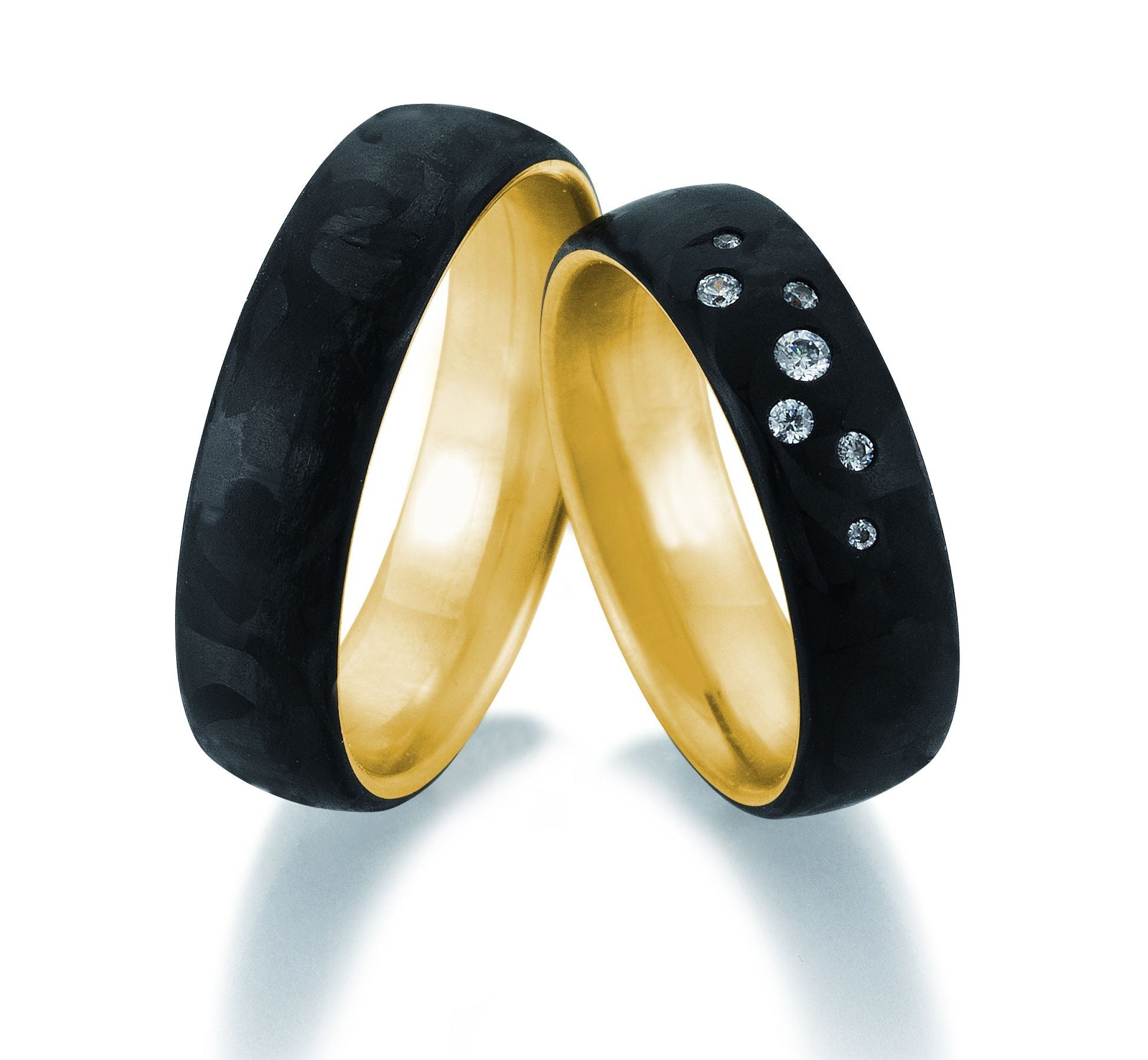 Zeitlos & Modern - Eheringe aus Carbon und Edelmetall auf eheringkaufen.ch erhältlich.