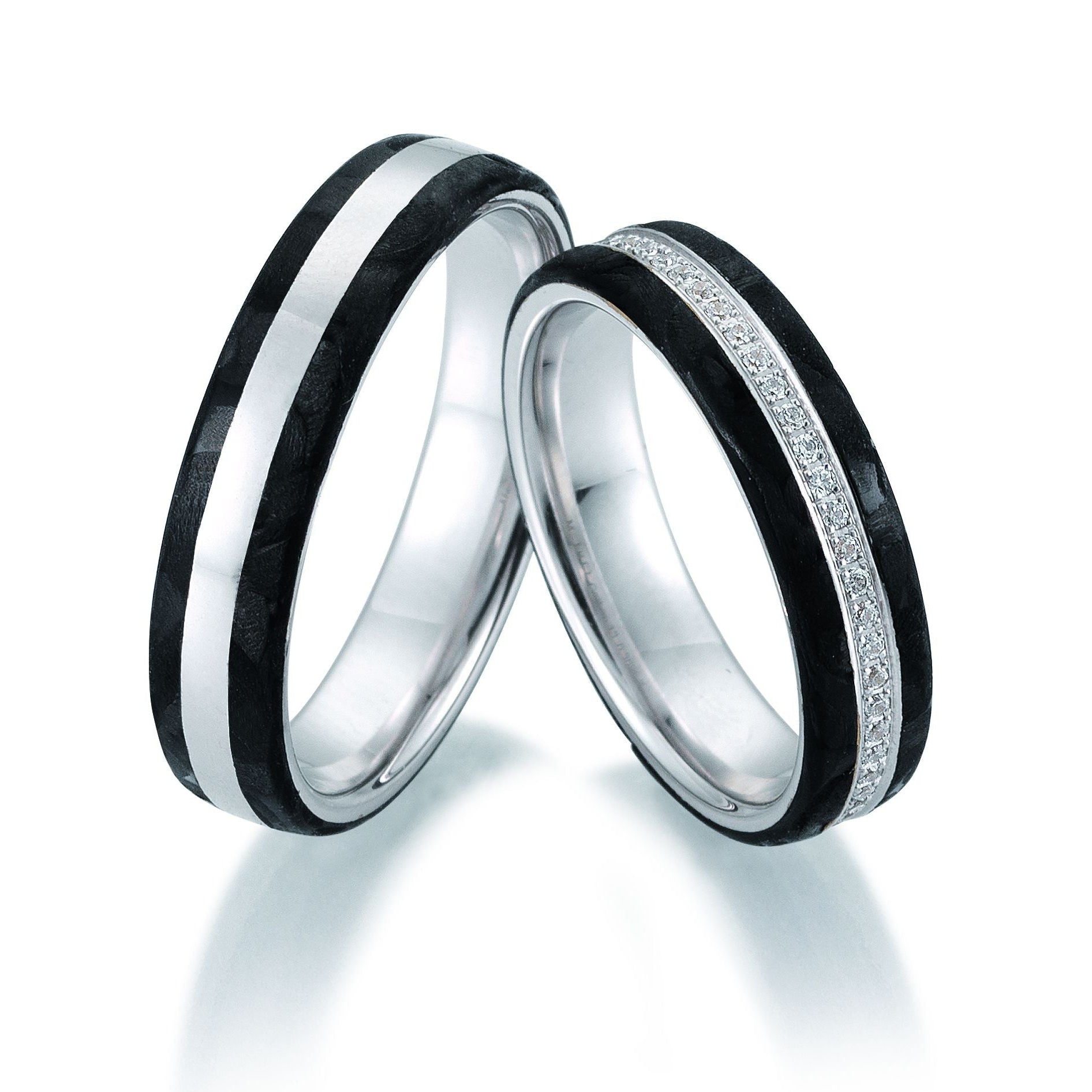 Zeitlos & Modern - Eheringe aus Carbon und Edelmetall auf eheringkaufen.ch erhältlich.